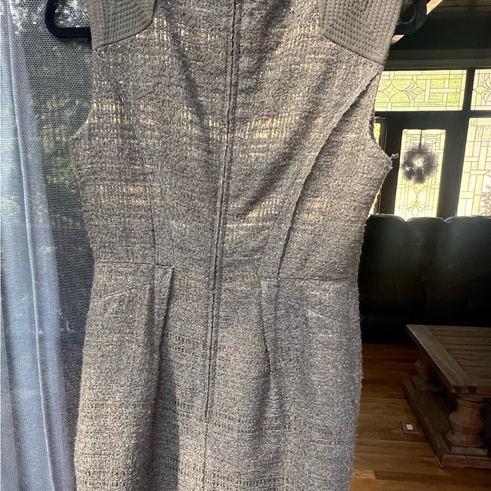 Designer Hanii Y sleeveless wool green/gold metallic dress. Size 40 .